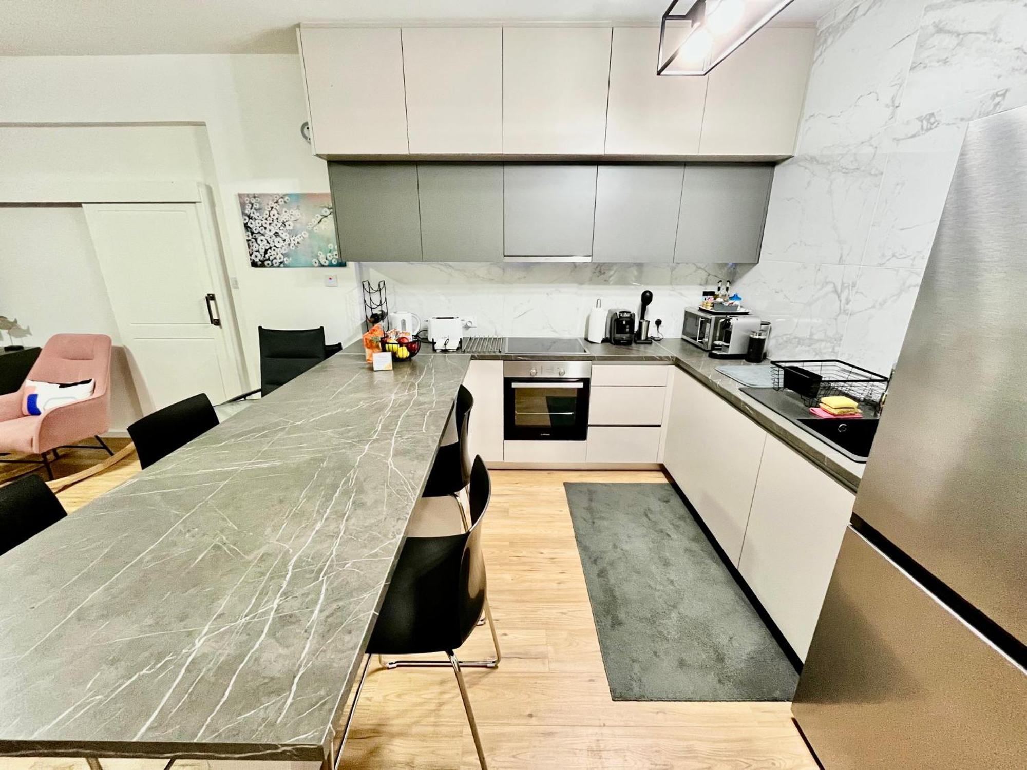 Modern Apartment Near Mckenzie Beach لارنكا المظهر الخارجي الصورة